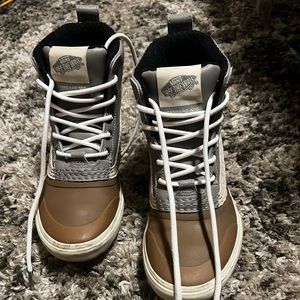 Women’s Vans snow boots size 8